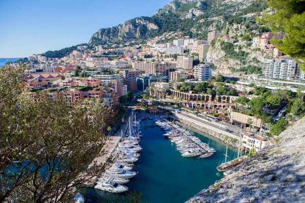 Pemandangan pelabuhan Monako di Fontvielle dari desa — Stok Foto