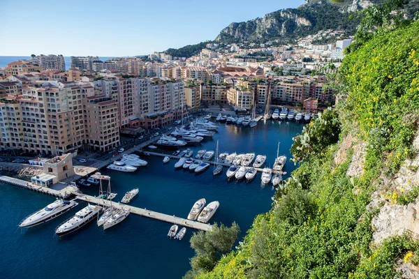 Veduta del porto di Monaco a Fontvielle dal villaggio, diurno — Foto Stock