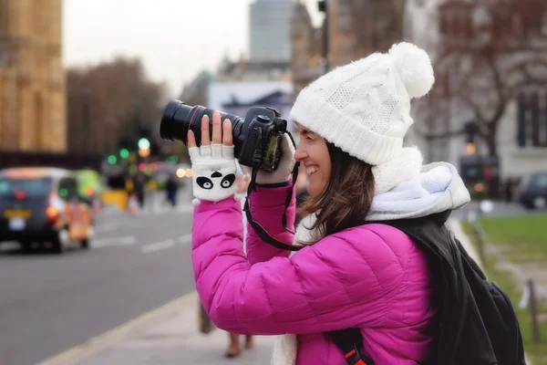 Mujer joven, tomando fotos en Londres, mientras viaja de vacaciones — Foto de Stock