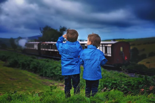 İki çocuk, eski buharlı tren seyir — Stok fotoğraf