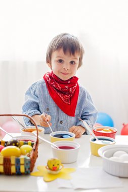Küçük çocuk, yumurta Paskalya için boyama 