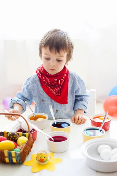 Little boy, coloring eggs for Easter — Stock Photo, Image