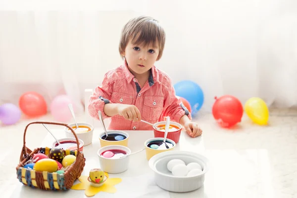 Kleine jongen, kleuren eieren voor Pasen — Stockfoto