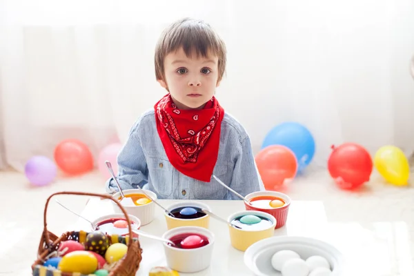 Petit garçon, oeufs à colorier pour Pâques — Photo