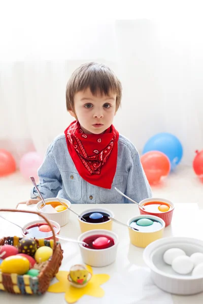 Маленький хлопчик, розмальовки на Великдень — стокове фото