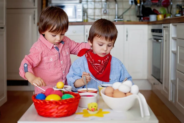Два мальчика, раскрашивают яйца на Пасху — стоковое фото