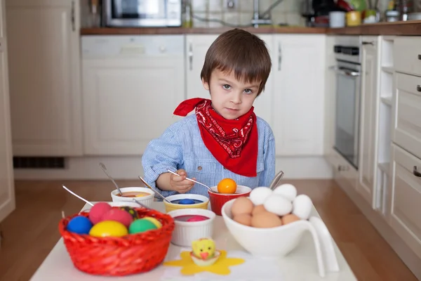 Petit garçon, oeufs à colorier pour Pâques — Photo