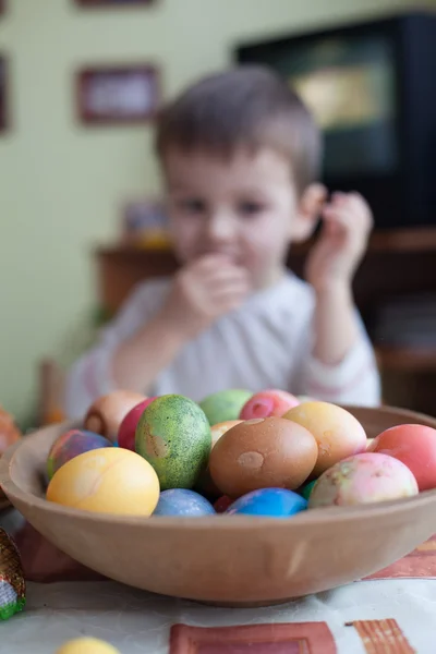 Påskägg med liten pojke i bakgrunden — Stockfoto