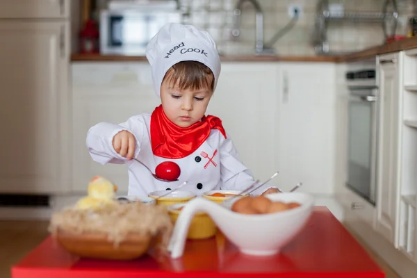 Liten pojke, färga ägg till påsk — Stockfoto