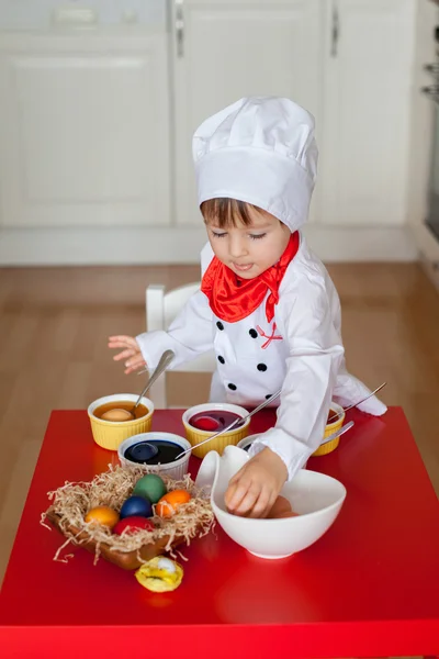 Little boy, coloring eggs for Easter — Stock Photo, Image
