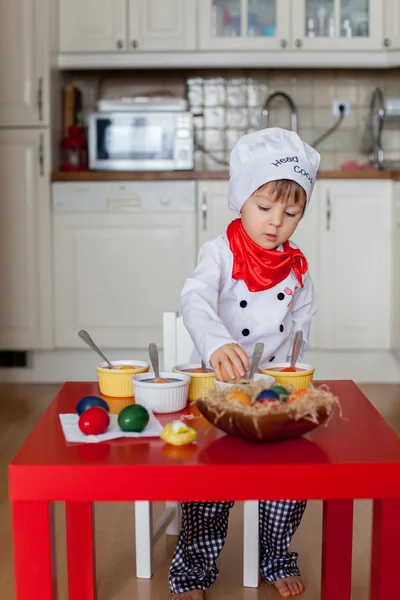 Küçük çocuk, yumurta Paskalya için boyama — Stok fotoğraf