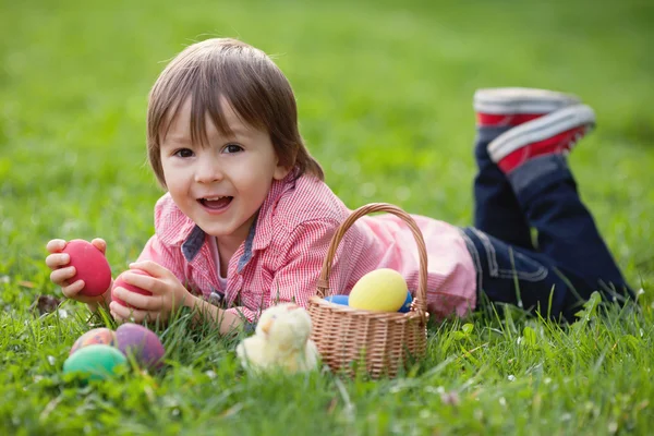 Mignon petit garçon profiter de son Pâques oeufs dans l 'parc — Photo