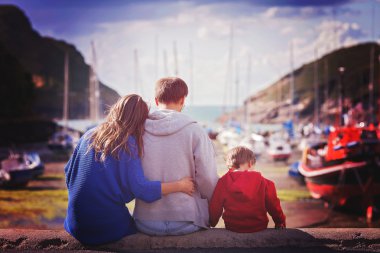 Öğleden sonra bir Harbor küçük çocuklarla genç aile