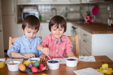 İki erkek, yumurta Paskalya için boyama