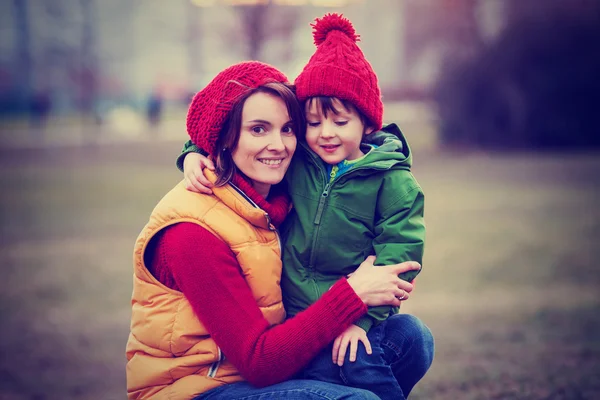 Мати і дитина, обіймаючись на свіжому повітрі в зимовий день — стокове фото