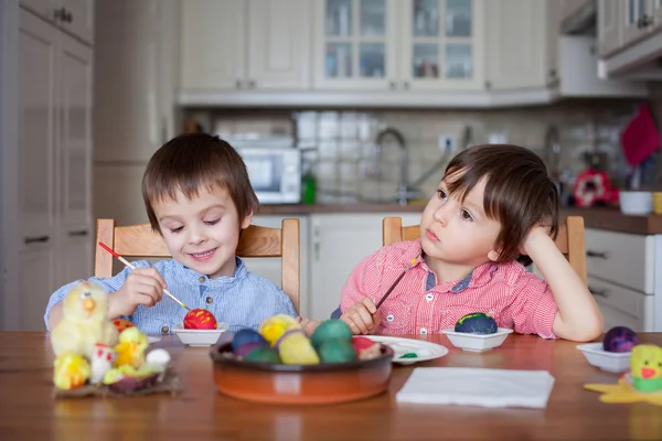 Deux garçons, oeufs à colorier pour Pâques — Photo