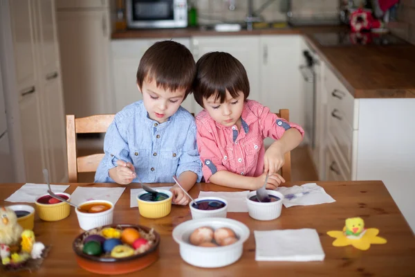 Twee jongens, kleuren eieren voor Pasen — Stockfoto