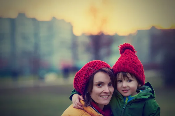Madre e hijo, abrazando al aire libre en un día de invierno —  Fotos de Stock
