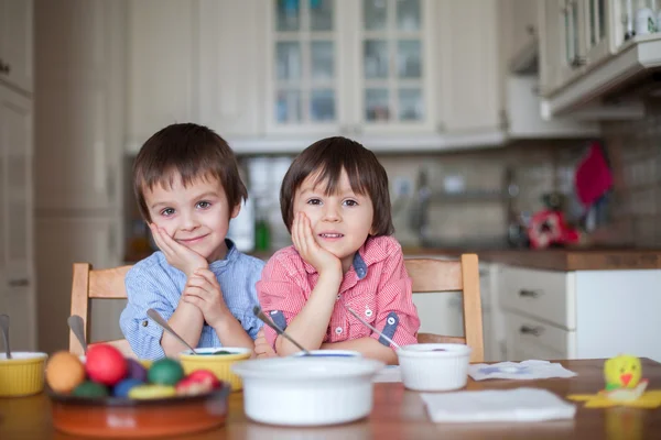 Zwei Jungen, Eier färben zu Ostern — Stockfoto