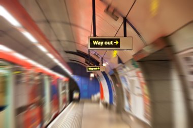 Londra - 10 Ağustos: Yeraltı Metro İstasyonu'na 10 Ağustos tarihinde Londra'da, 