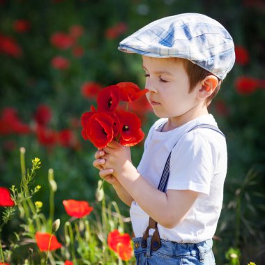 Sıcak yaz gününde haşhaş sahada haşhaş çiçek çocukla şirin çocuk