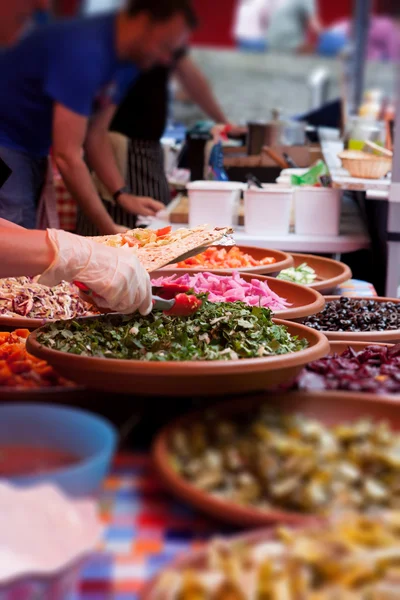 Comida de rua em England, forma preparada sanduíche comida indiana — Fotografia de Stock