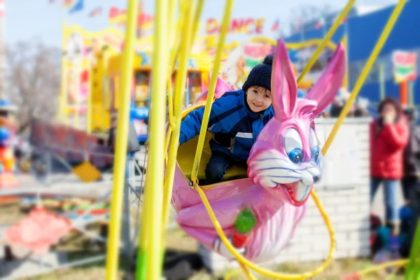 Adorable petit garçon, se balançant sur un lapin rose — Photo