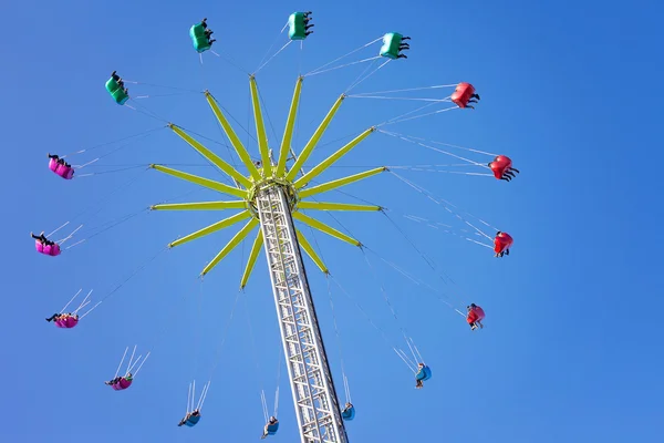 Karusell, kedja swing karusell i nöjesparken — Stockfoto