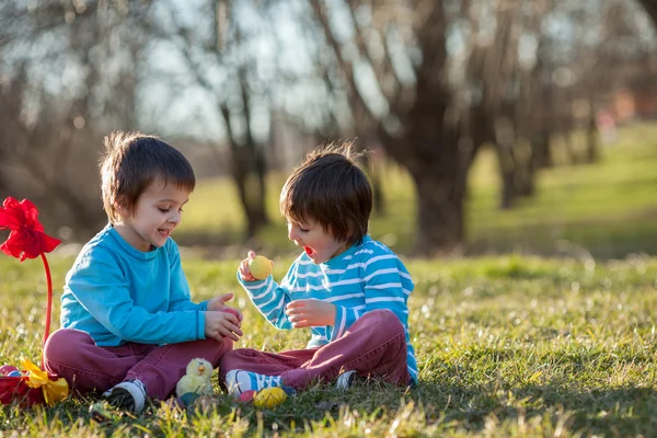 Twee jongens in het park, met plezier met gekleurde eieren voor Pasen — Stockfoto