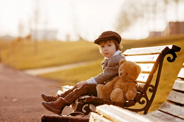 Entzückender kleiner Junge mit seinem Teddybärenfreund im Park — Stockfoto