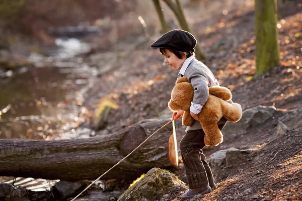 Entzückender kleiner Junge mit seinem Teddybärenfreund im Park — Stockfoto