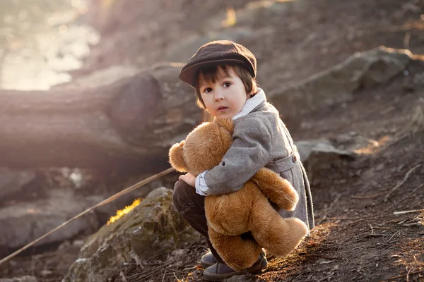 Adorable niño pequeño con su amigo oso de peluche en el parque — Foto de Stock