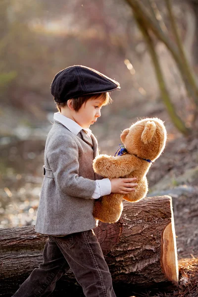 Entzückender kleiner Junge mit seinem Teddybärenfreund im Park — Stockfoto