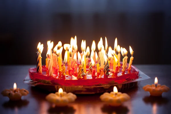 Erdbeerkuchen mit vielen Kerzen — Stockfoto