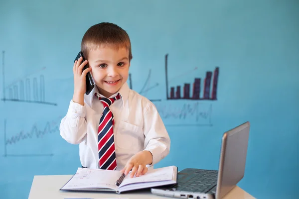Smart liten pojke, arbetar på dator, anteckningar — Stockfoto