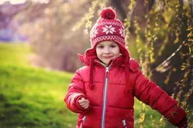 Güneşli bahar günü parkta zevk komik küçük çocuk