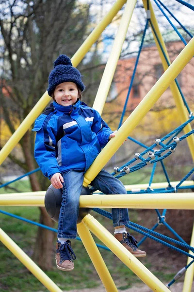 Lindo chico, jugando en el patio de recreo — Foto de Stock