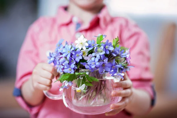Små händer, hålla glasvas med skogen våren blomma bouqu — Stockfoto