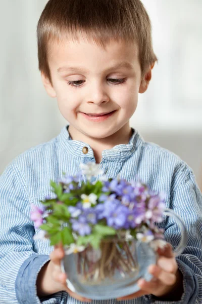 Mani piccole, tenendo vaso di vetro con foresta primavera fiore bouqu — Foto Stock