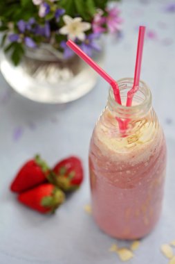 Çilek güler yüzlü taze çizgili pipet fo bir kavanoza yaptı