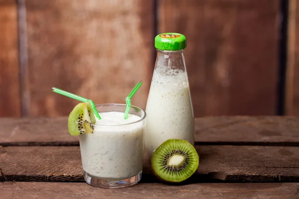 Gesunder Kiwi-Smoothie im Glas. Selektiver Fokus — Stockfoto