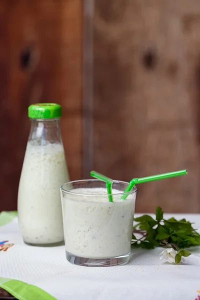 Gesunder Kiwi-Smoothie im Glas. Selektiver Fokus — Stockfoto