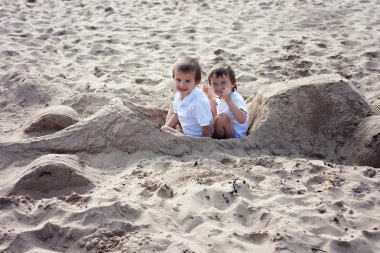 Sevimli çocuklar, Araba, sahilde oynarken kumdan yapılmış