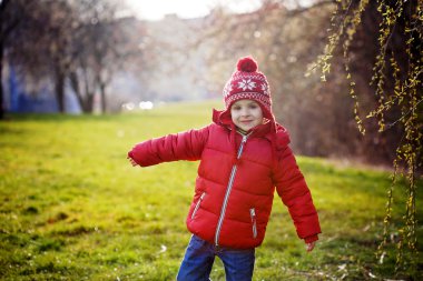 Güneşli bahar günü parkta zevk komik küçük çocuk