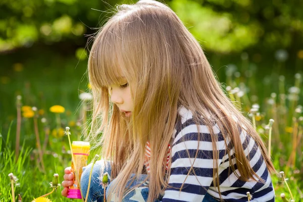 Aranyos kislány a réten a nyári napon. — Stock Fotó