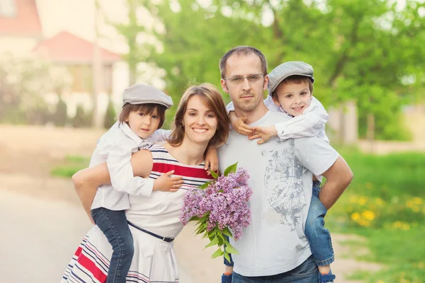 Família de quatro, mãe, pai e dois meninos, pai tendo o k — Fotografia de Stock