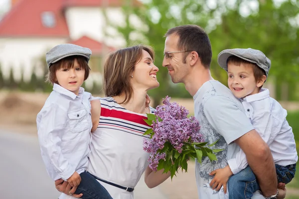 Família de quatro, mãe, pai e dois meninos, pai tendo o k — Fotografia de Stock