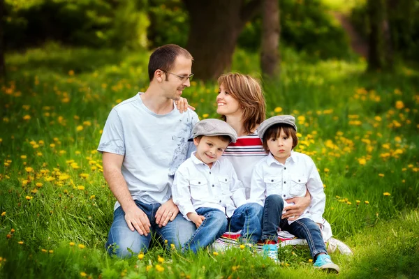 가족 4, 어머니, 아버지와 두 아들의 부모 전자 보고 — 스톡 사진