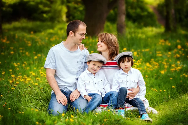 Família de quatro, mãe, pai e dois meninos, pai olhando para e — Fotografia de Stock