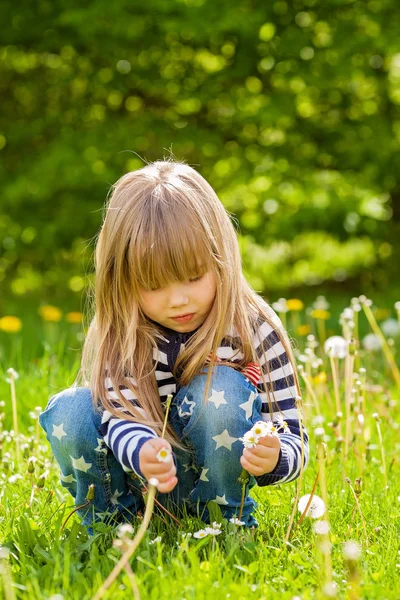 Beautiful little blonde girl, playing outdoor, springtime — 스톡 사진